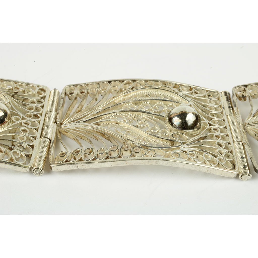 Armbåndet er bestående af fem led hver forestillende stiliseret blomst