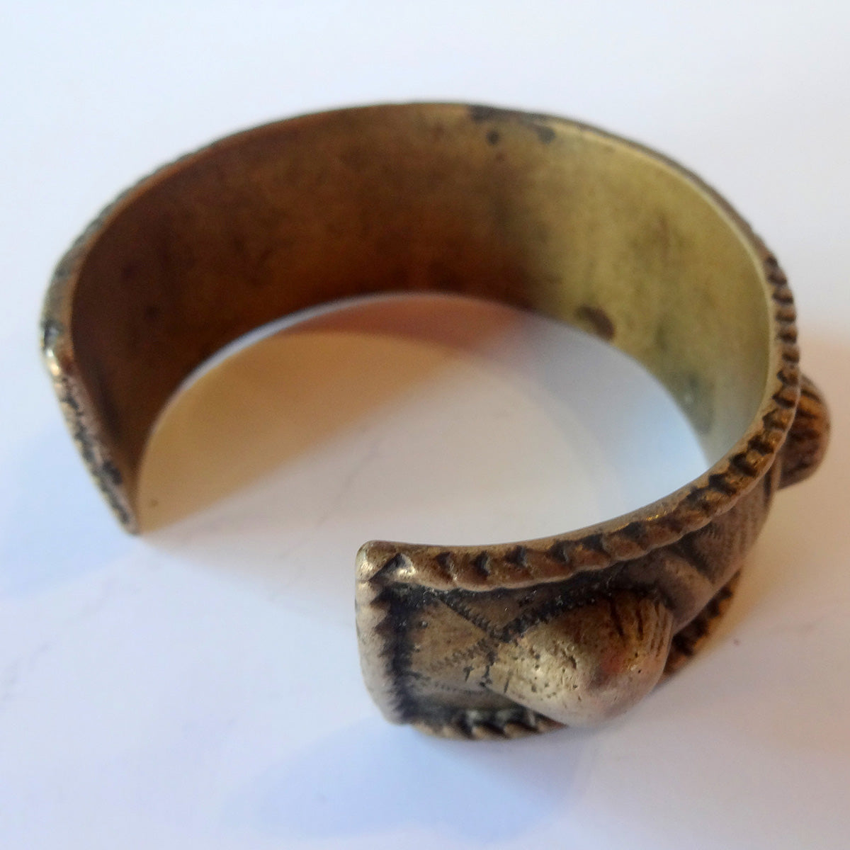 Antik afrikansk armring formet som en bred flade