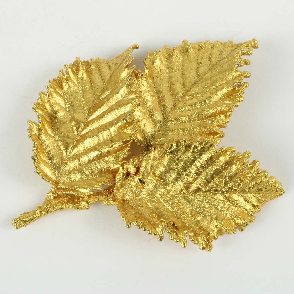 Stor broche af tre forgyldte rosenblade på kvist i Flora Danica stil