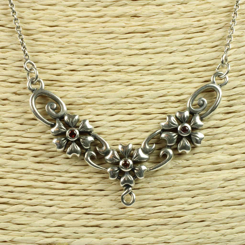 Halskæden er stemplet LUND samt 925