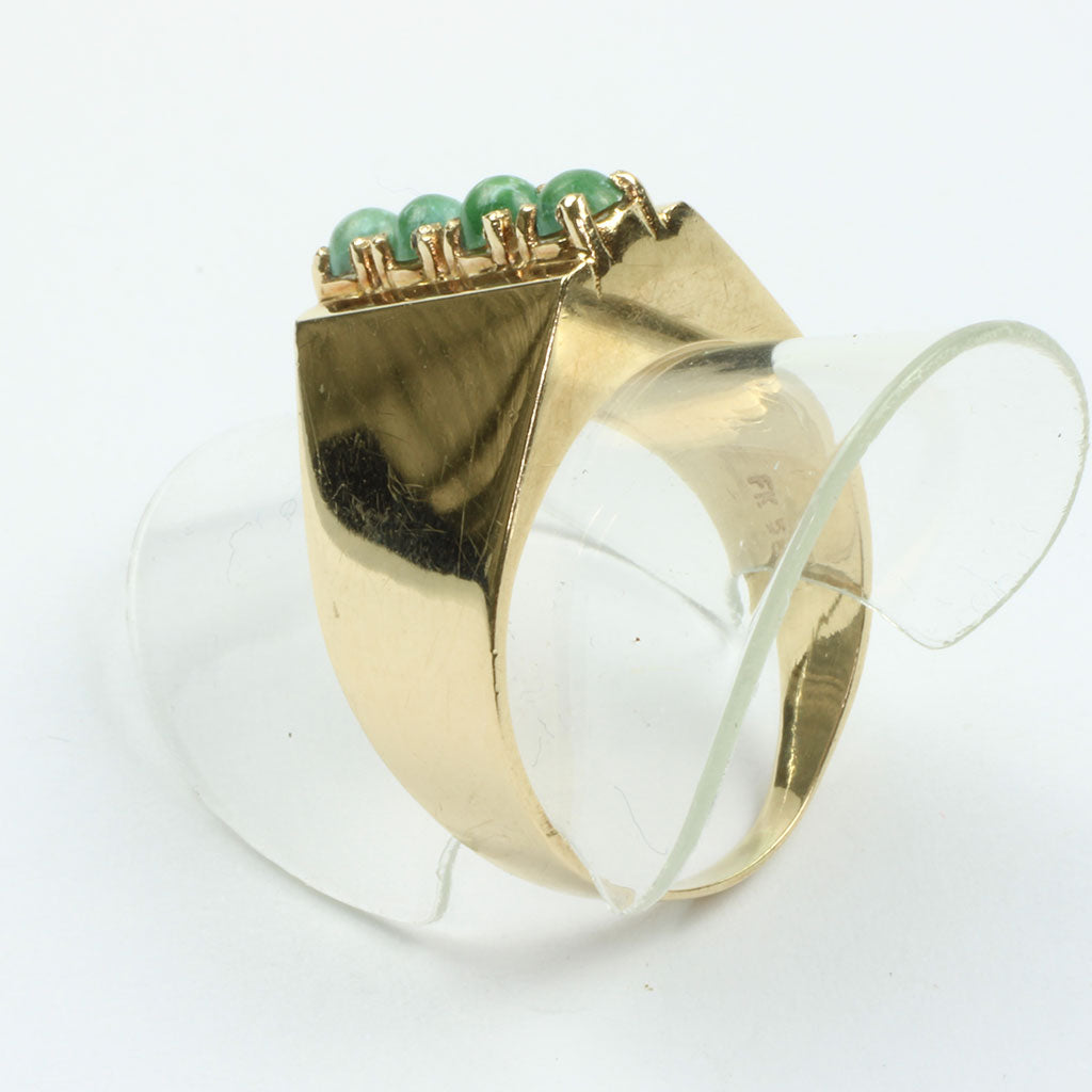 Fingerring af moderne design med indsatte grønne ædelstene