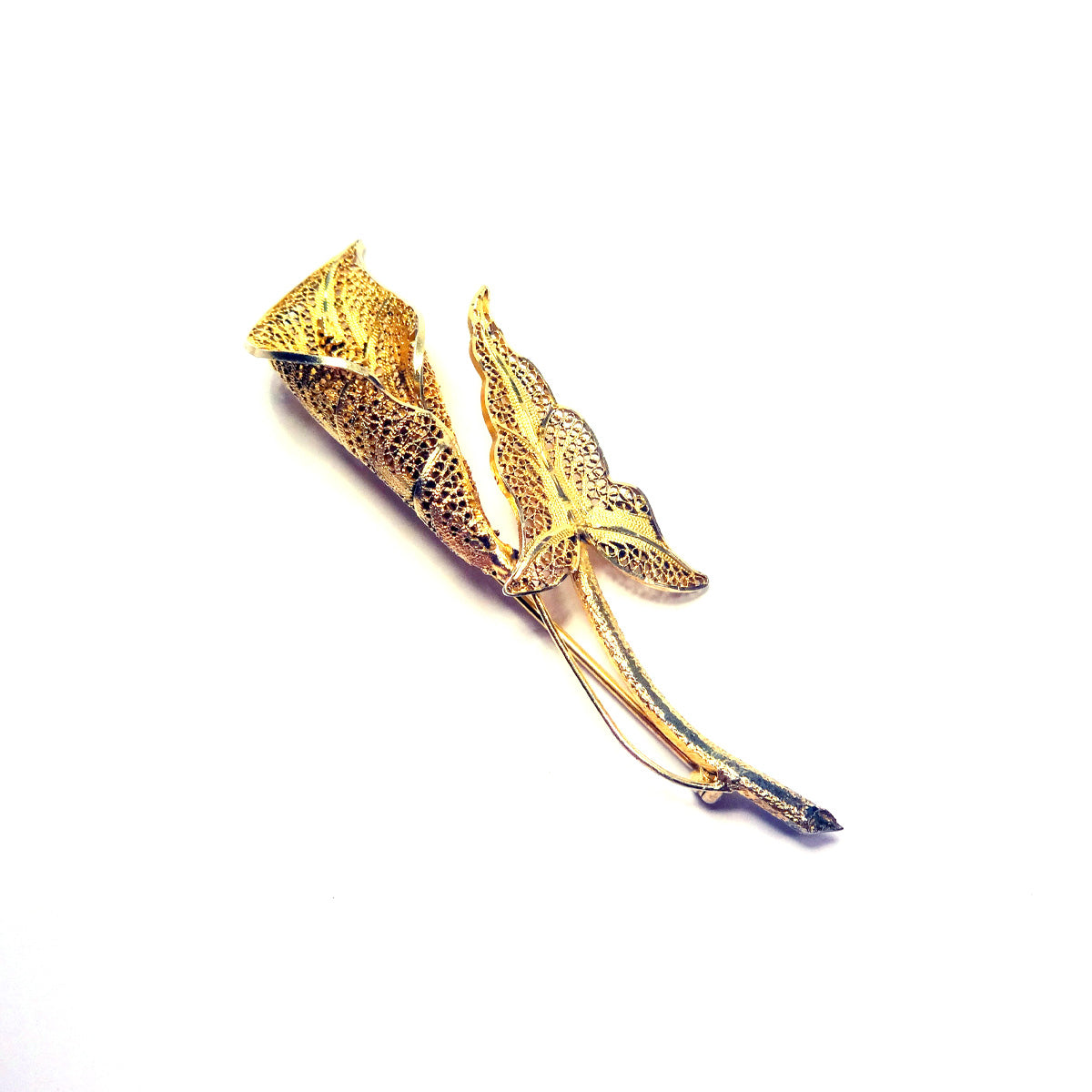 Broche af forgyldt filigran af sterlingsølv forestillende lilje