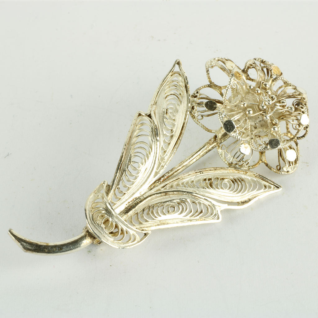 Broche af filigran forestillende blomst med blade