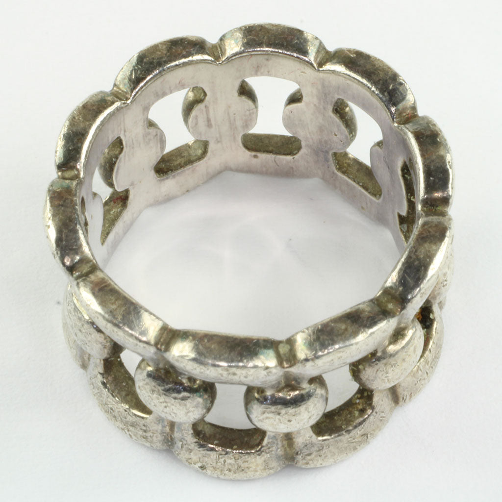 Bred ring af sterlingsølv i elegant mønster stemplet 925