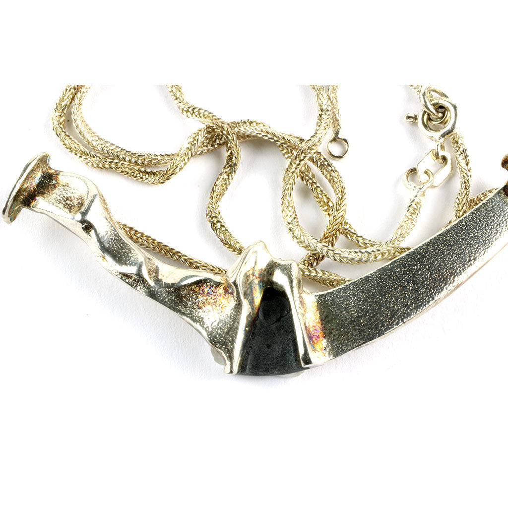 Halskæden og vedhæng af sølv er begge stemplet AHA 925S