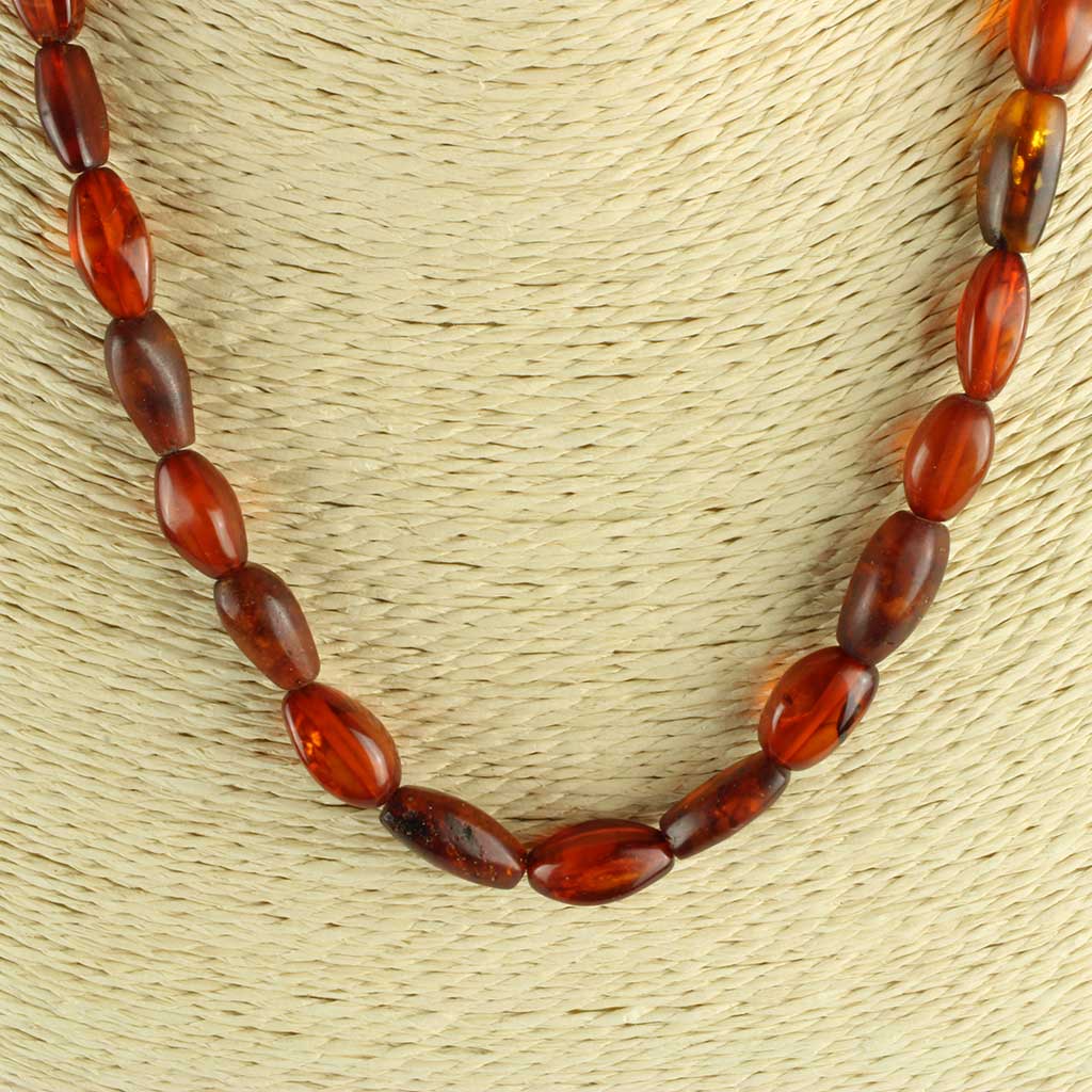 Rav halskæde af rødlig dansk rav