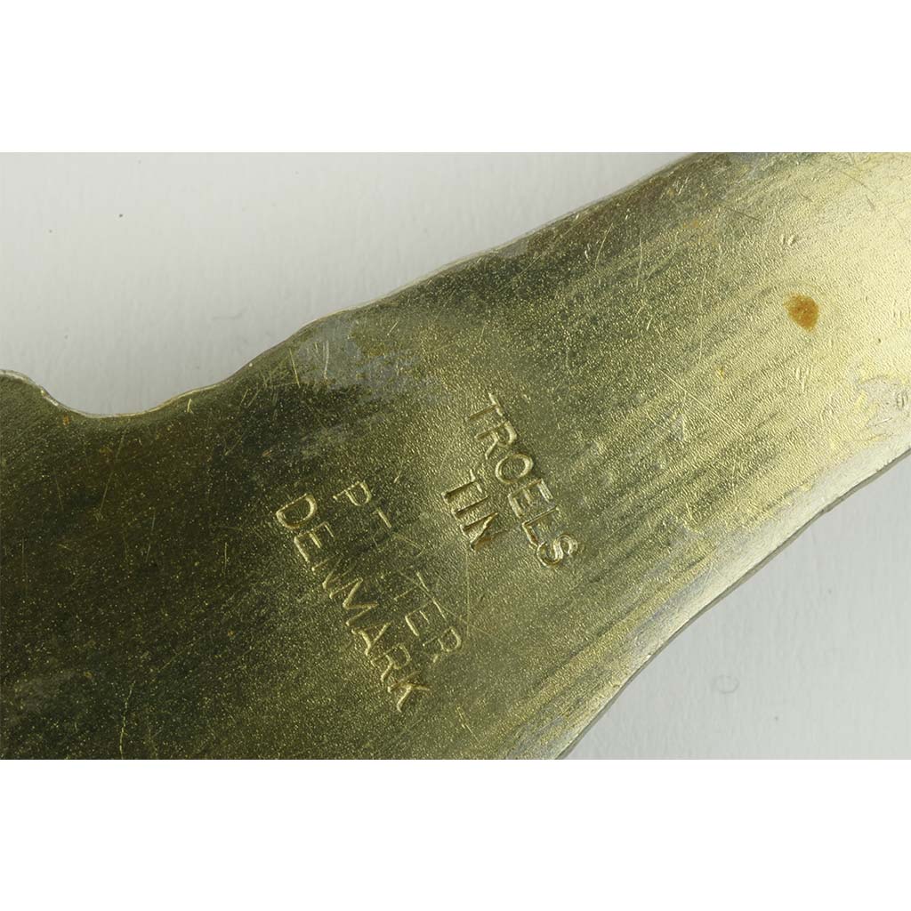 vedhæng af støbt tin med indfattet tigerøje påmonteret halskæde