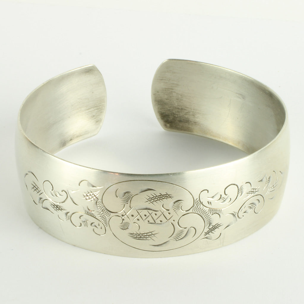 Bred armring med indgraveret motiv