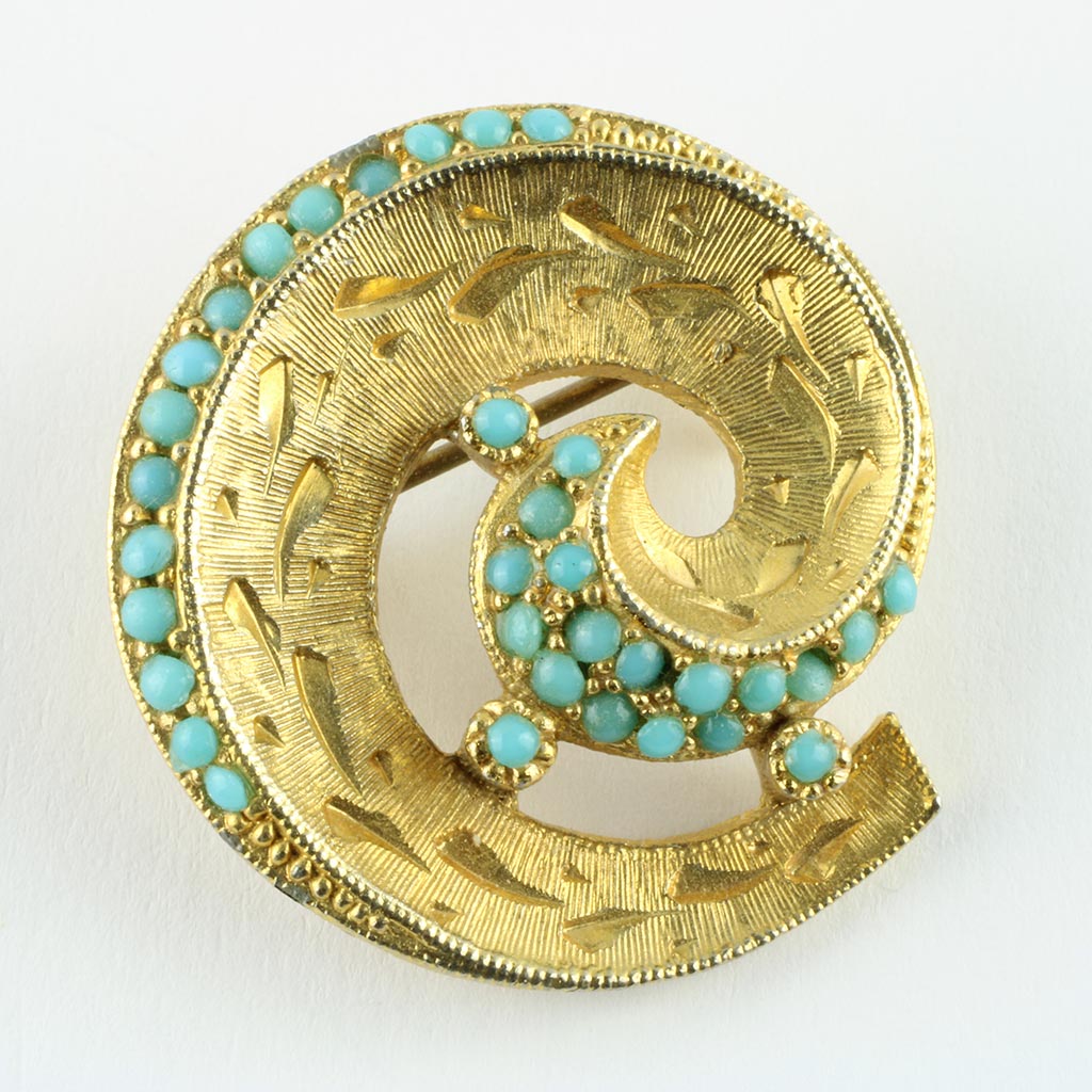 Spiral formet broche af gulddoublet med turkisfarvede flusser