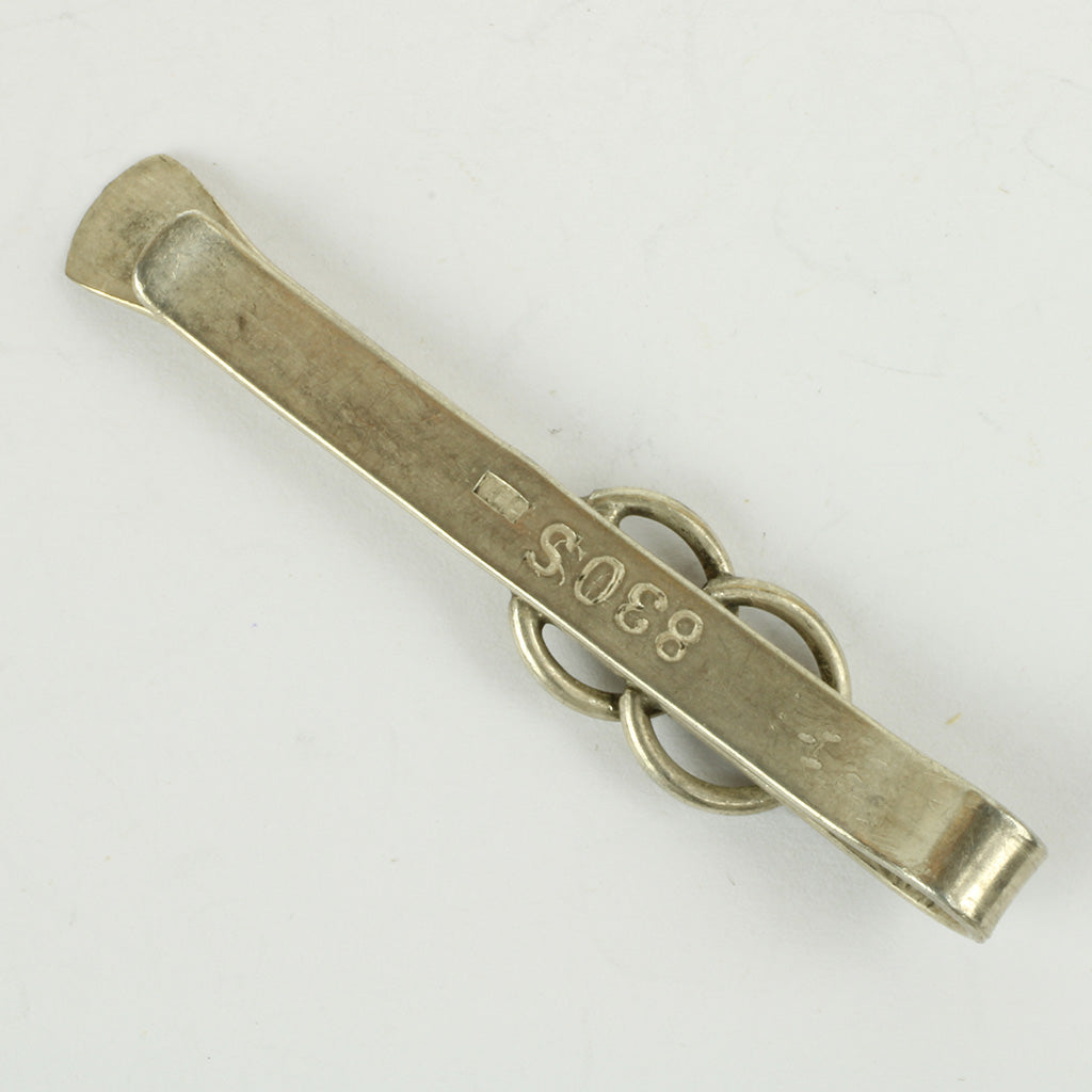 Slipsenålen er udformet med to påsatte ringe