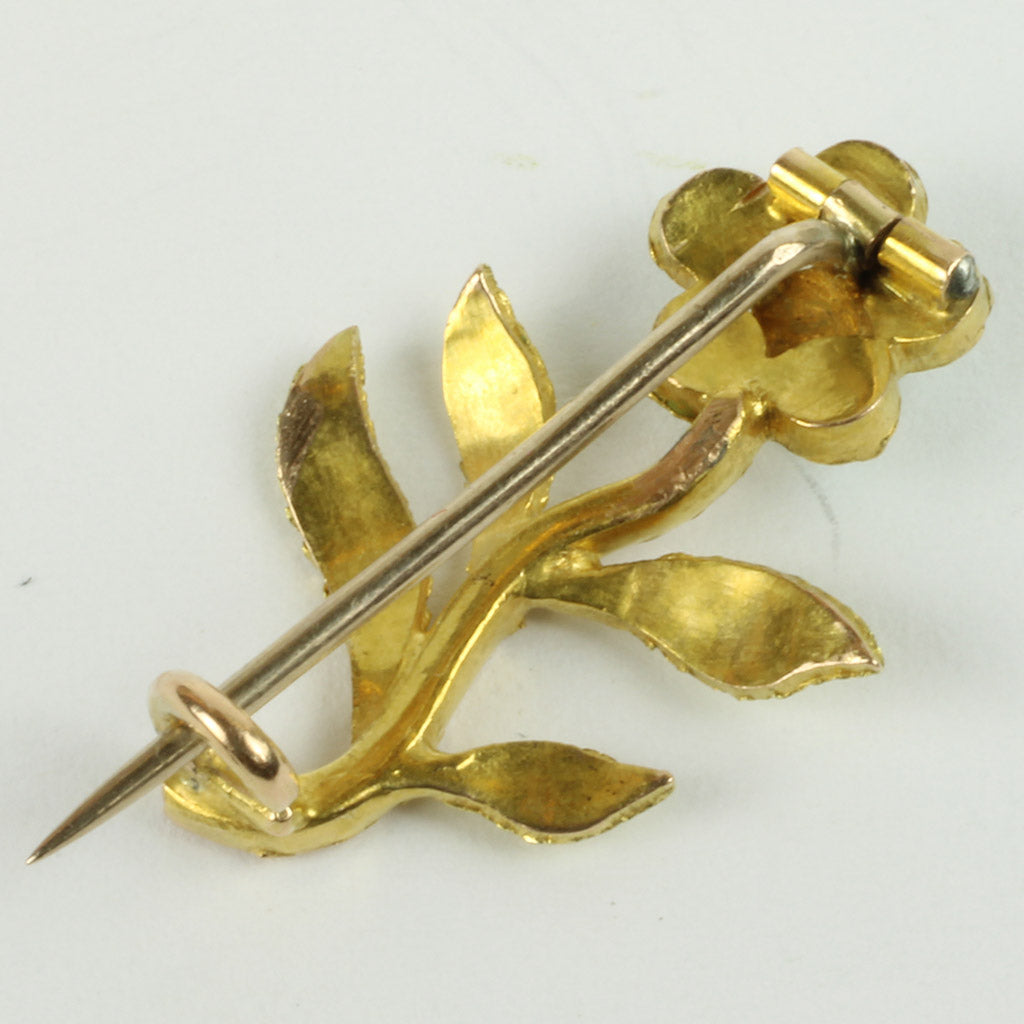broche af 14 kt. guld med fem slebne turkis og lille naturperle