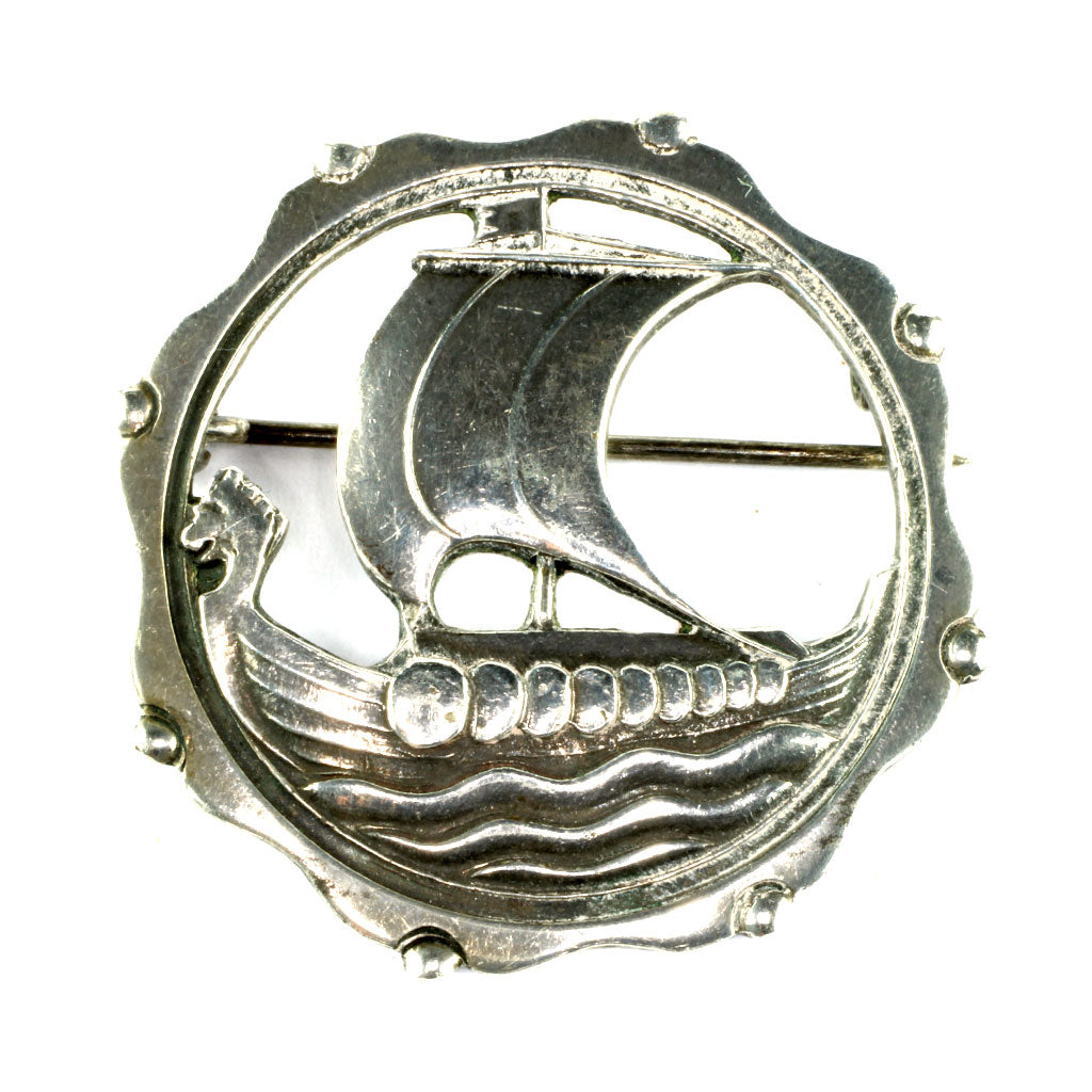 Broche af Carl Ove Frydensberg med motiv af vikingeskib