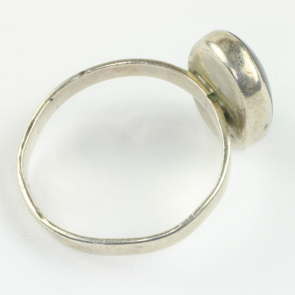 Ring af sterlingsølv med indlagt onyx stemplet 925 samt GIFA