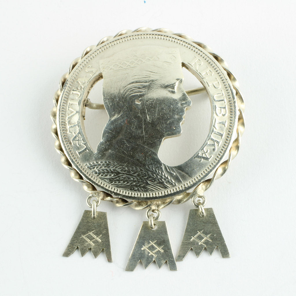 Broche fremstillet af en fem lati mønt af sølv fra 1931