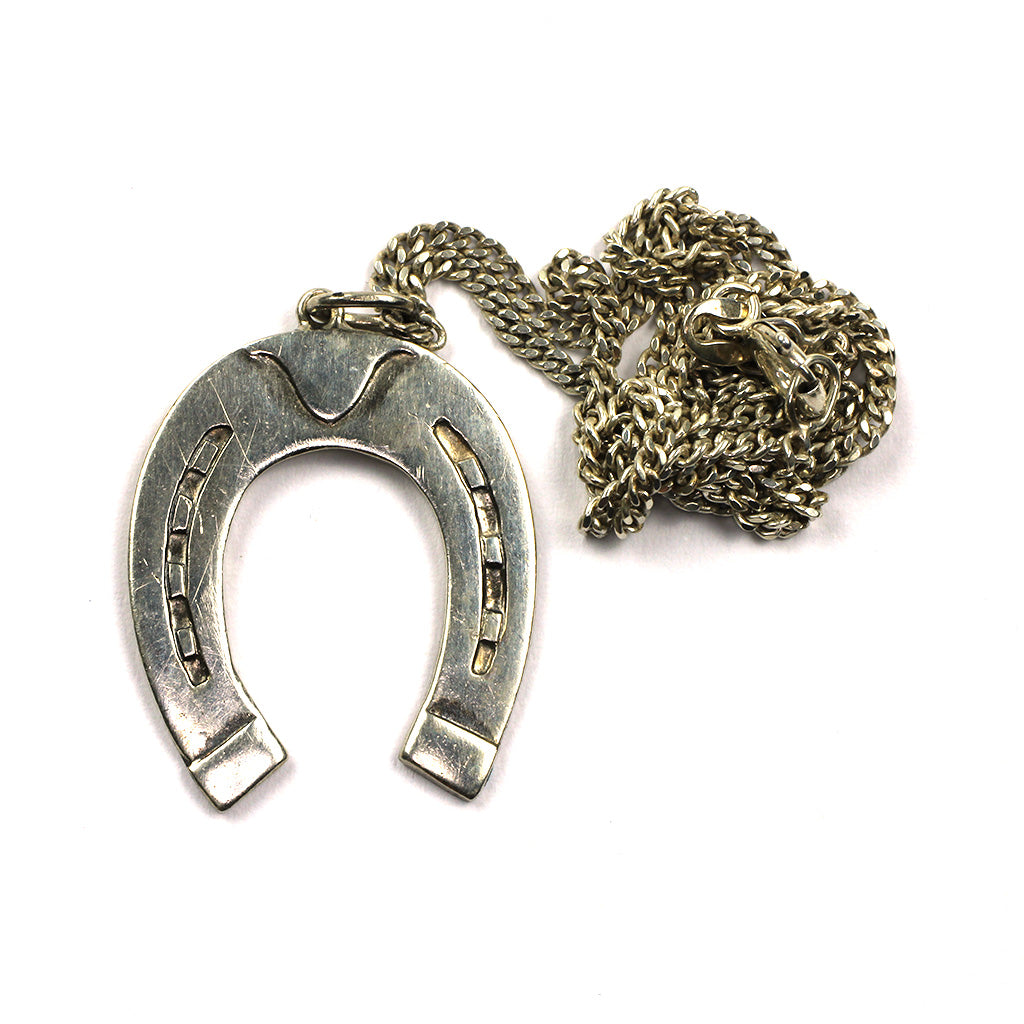 Vedhæng af sølv forestillende hestesko stemplet 830S