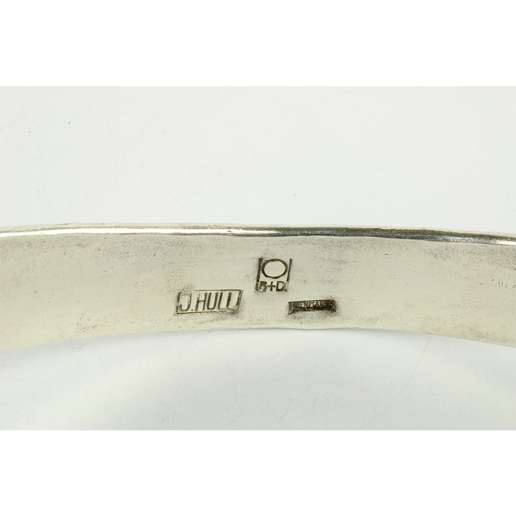 Halsringen er indvendigt stemplet J HULL, DENMARK