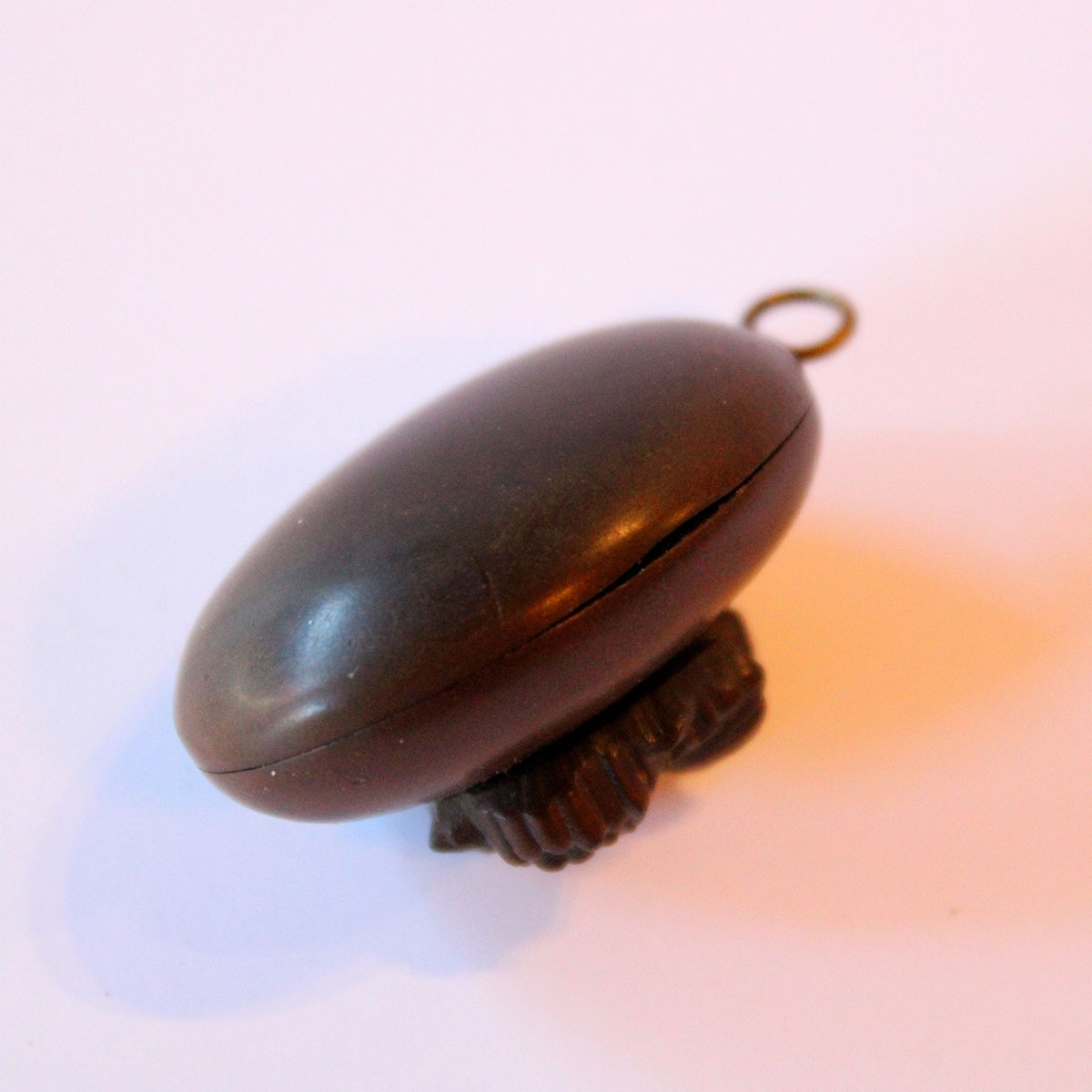 Indvendigt med støbte blomster og bladranke samt guldramme