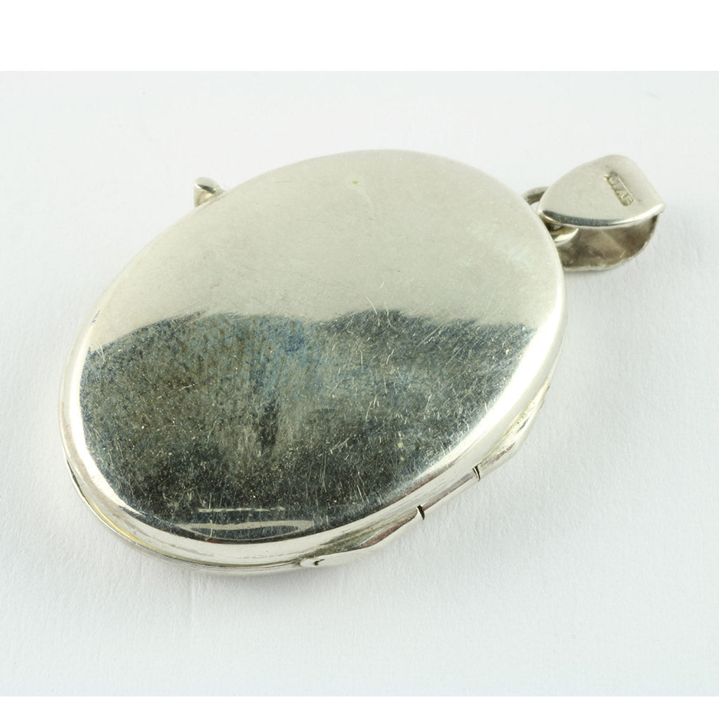 Medaljonen er stemplet 925 samt sterlingsølv