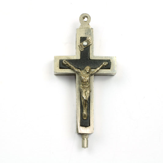 Spændende lille krucifiks til ophæng i kæde lavet med lem