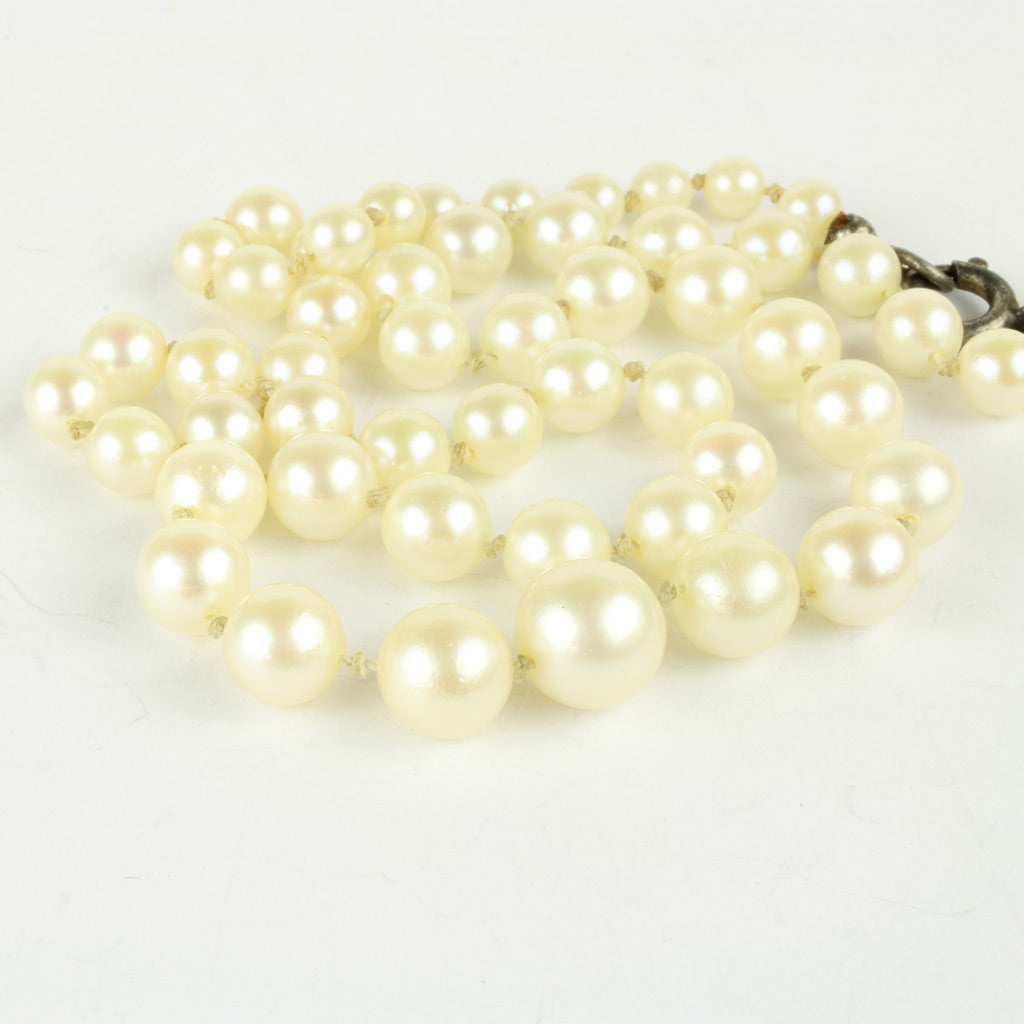 Perlerne er trukket med mellem siddende knuder