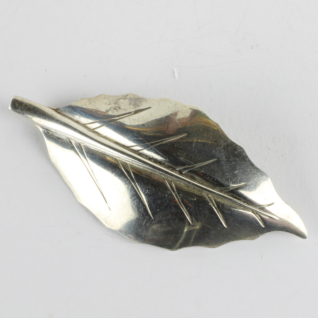 Stor broche forestillende et blad fra Hermann Siersbøl