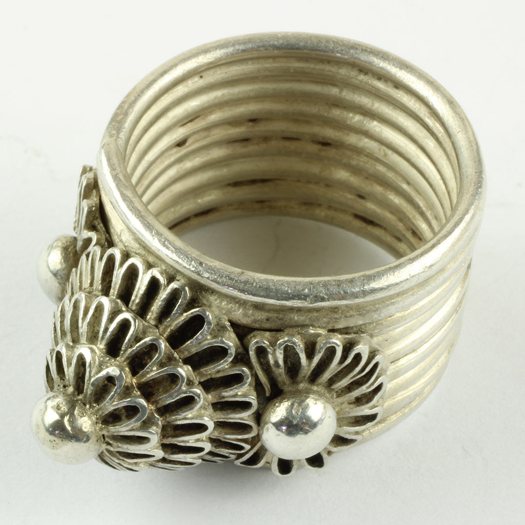 Kraftig ring fremstillet af snoet og sammenloddet sølvtråd