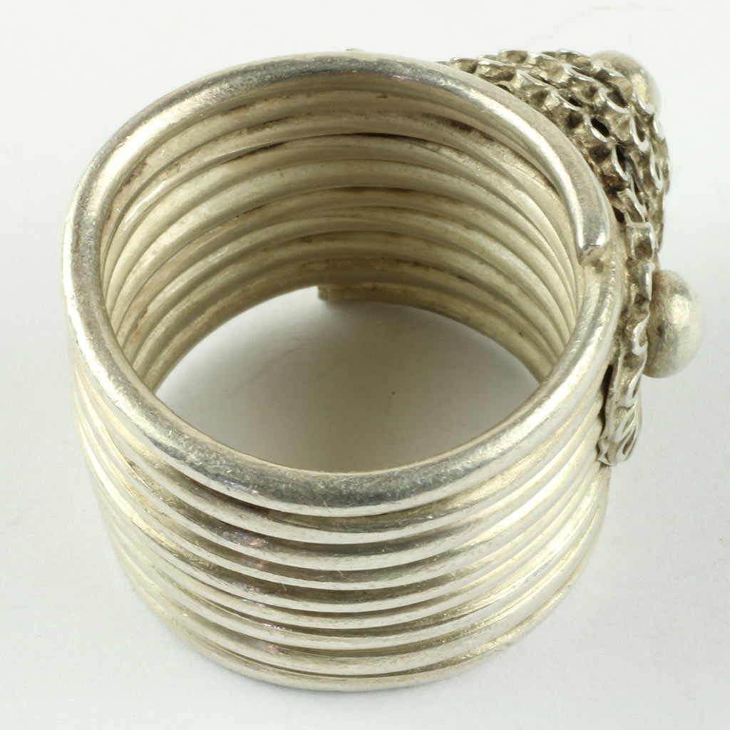 Ringen er antagelig fra Tibet og antagelig Tibetansk sølv