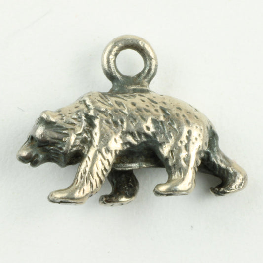 Lille vedhæng af sølv forestillende bjørn med øsken