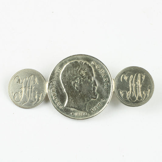 Mønt broche bestående af to firskilling rigsmark samt en hel rigsdaler fra 1855 med Frederik VII.