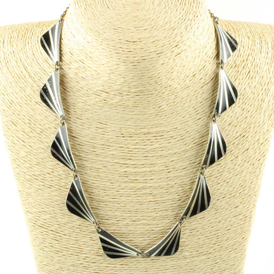 halskæde fremstillet af tin signeret HR bestående af talrige led i trekantet form