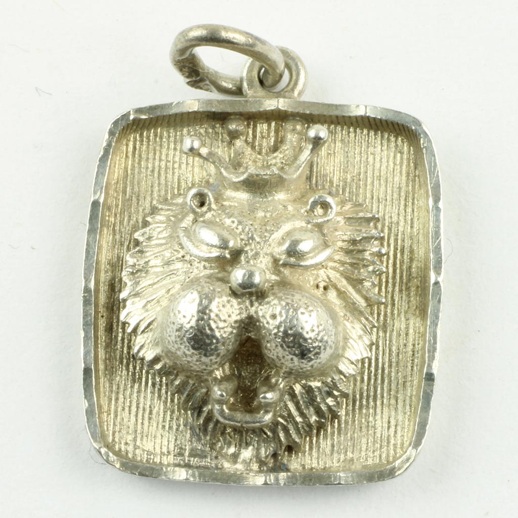 Vedhæng af sterlingsølv forestillende løve med krone monteret i ramme