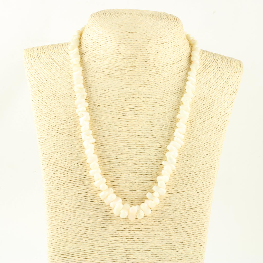 Kraftig og flot halskæde fremstillet af sjælden hvid koral af ret tykke stave
