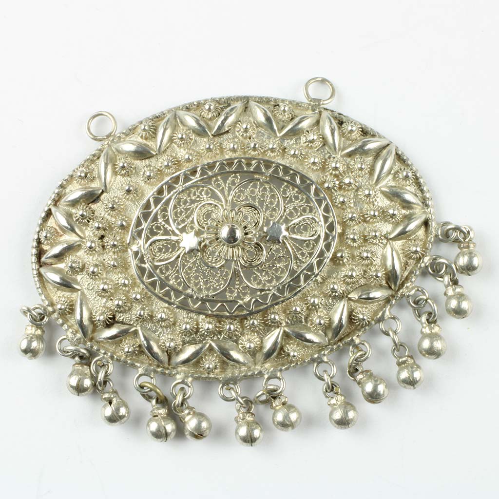 Sølje fremstillet af sølv (ustemplet) rigt dekoreret med filigran