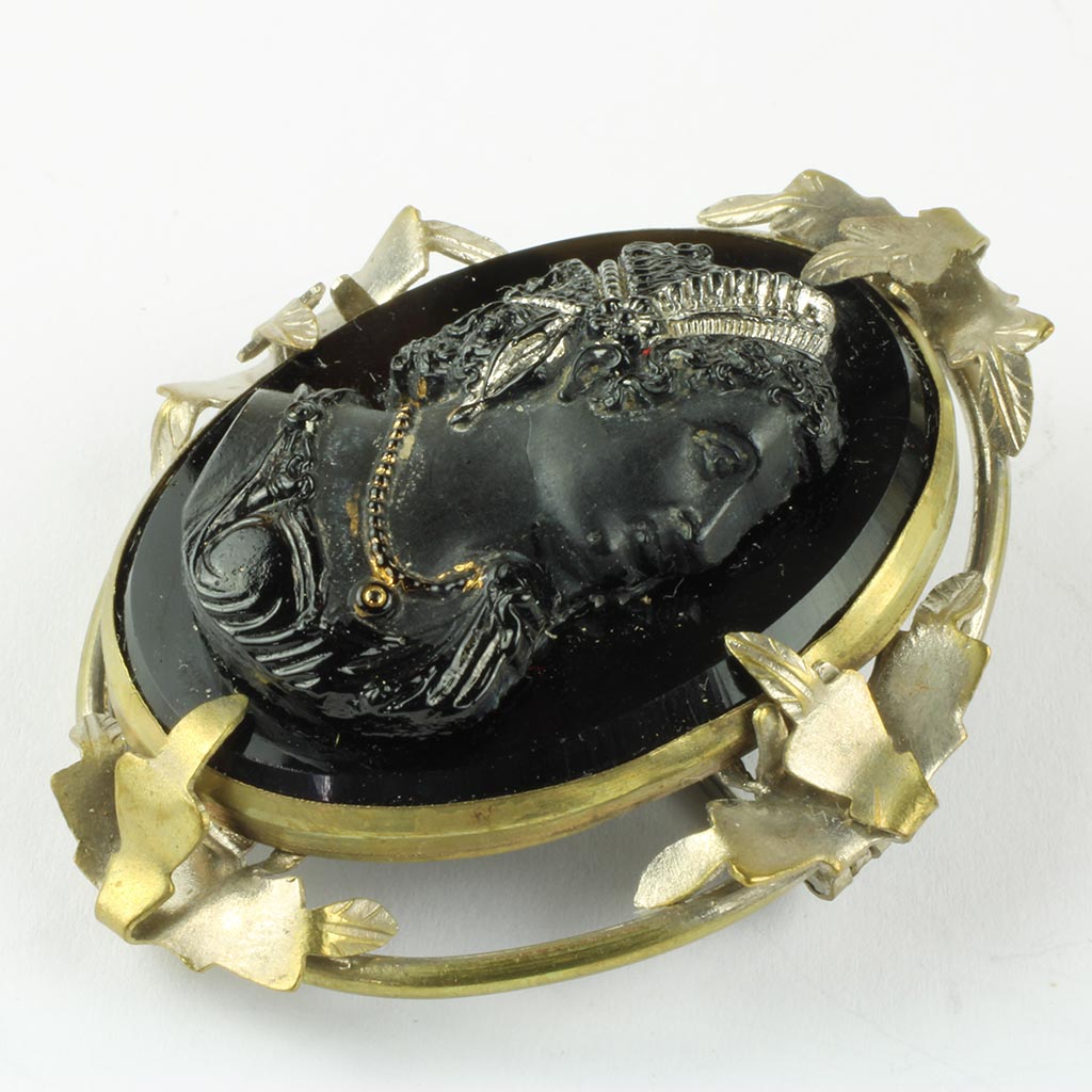 camé støbt af to stykker glas med på brændt guld og sølv