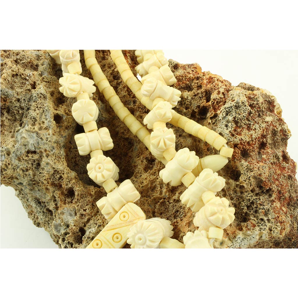 antikke håndskårne tynde formede perler, sandsynligvis af hvalknogle