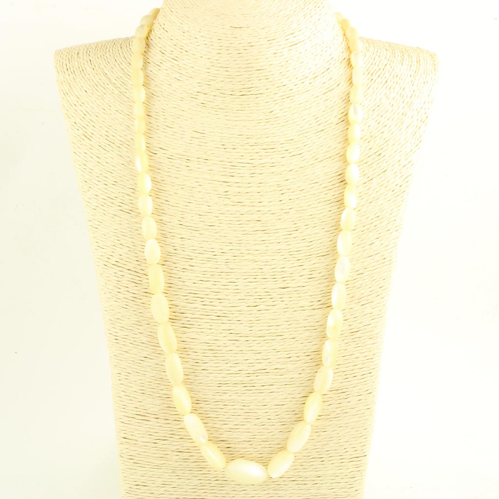Lang halskæde i forløb med talrige perler af udskåret og poleret perlemor