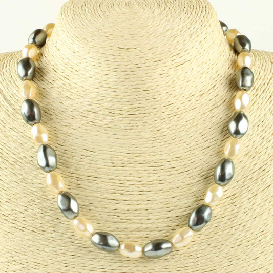 Kæde bestående af barokformede bijouteri perler med montering
