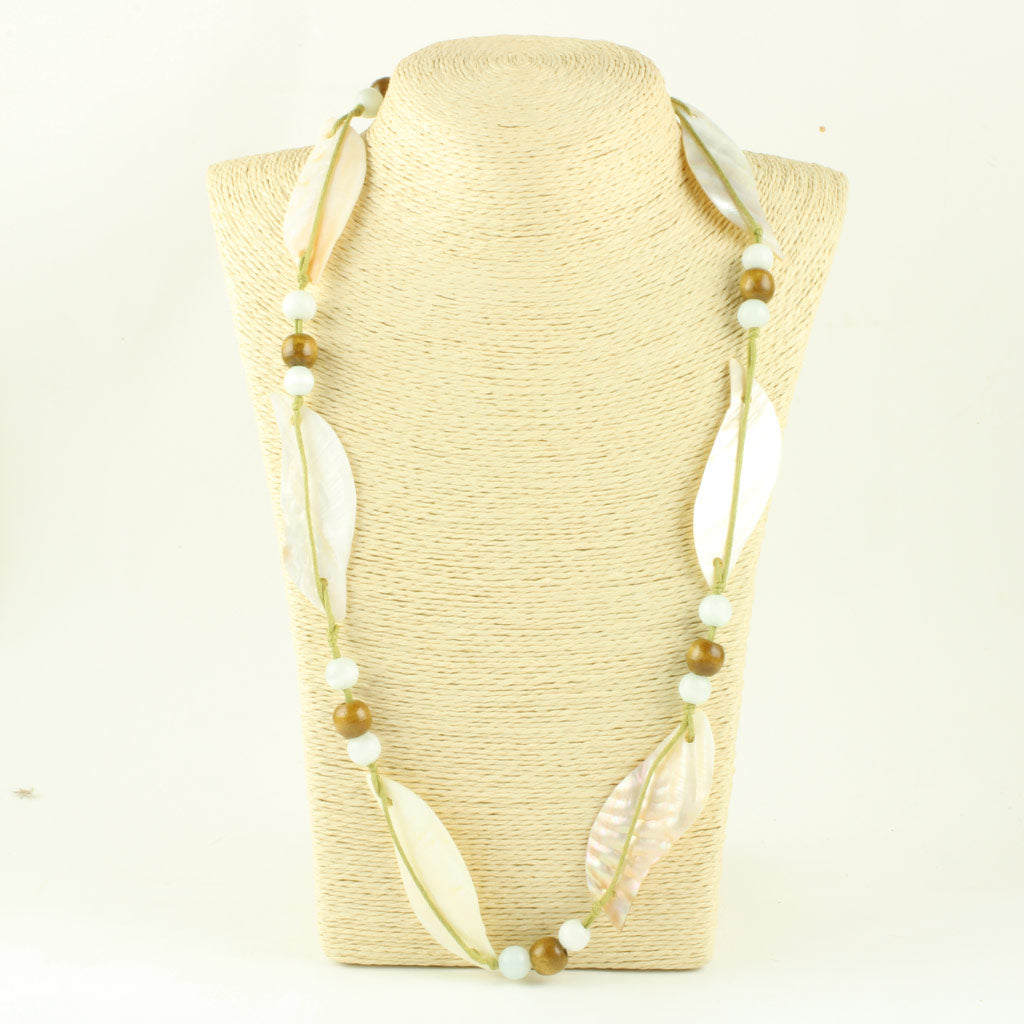 Veloplagt smykke fra 70'erne fremstillet af snor, perlemor og perler af glas og træ