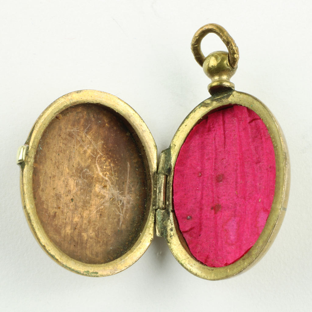 Antik medaljon af forgyldt metal ca. år 1890
