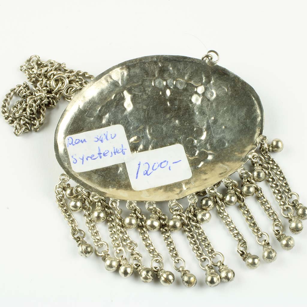 Antik sølje af sølv med halskæde