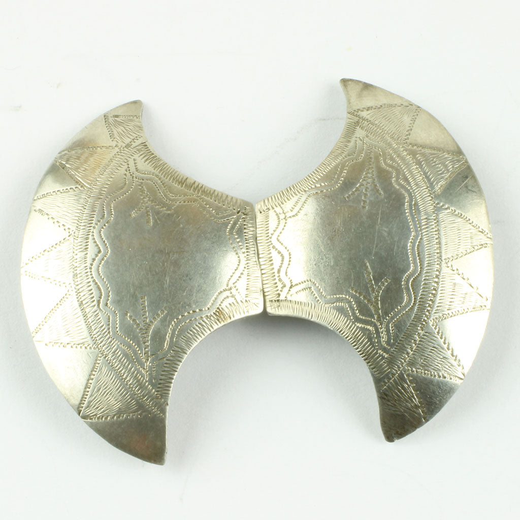 Bæltespænde af ciseleret sølv formet som to vikinge økser