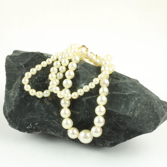 velproportioneret perle kæde med talrige ensartede perler i forløb
