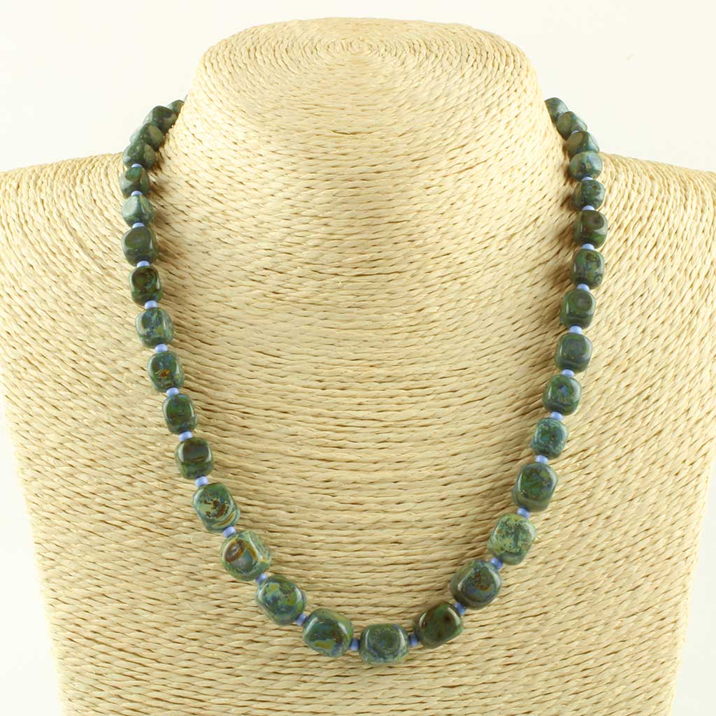 Perlekæde fremstillet af glaserede keramiske perler med små mellemstykker