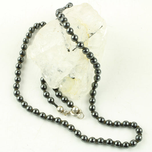 Usædvanlig og ret elegant halskæde af små hæmatit perler trukket med knuder