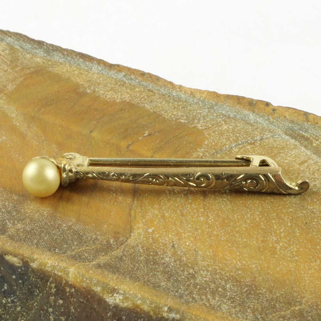 Fin lille nål til revers eller kjole med forside med mønster med uægte perle