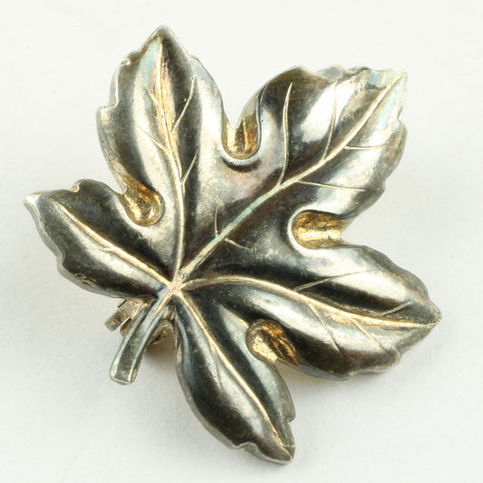 Lille broche udformet som blad antagelig sølv, ej stemplet