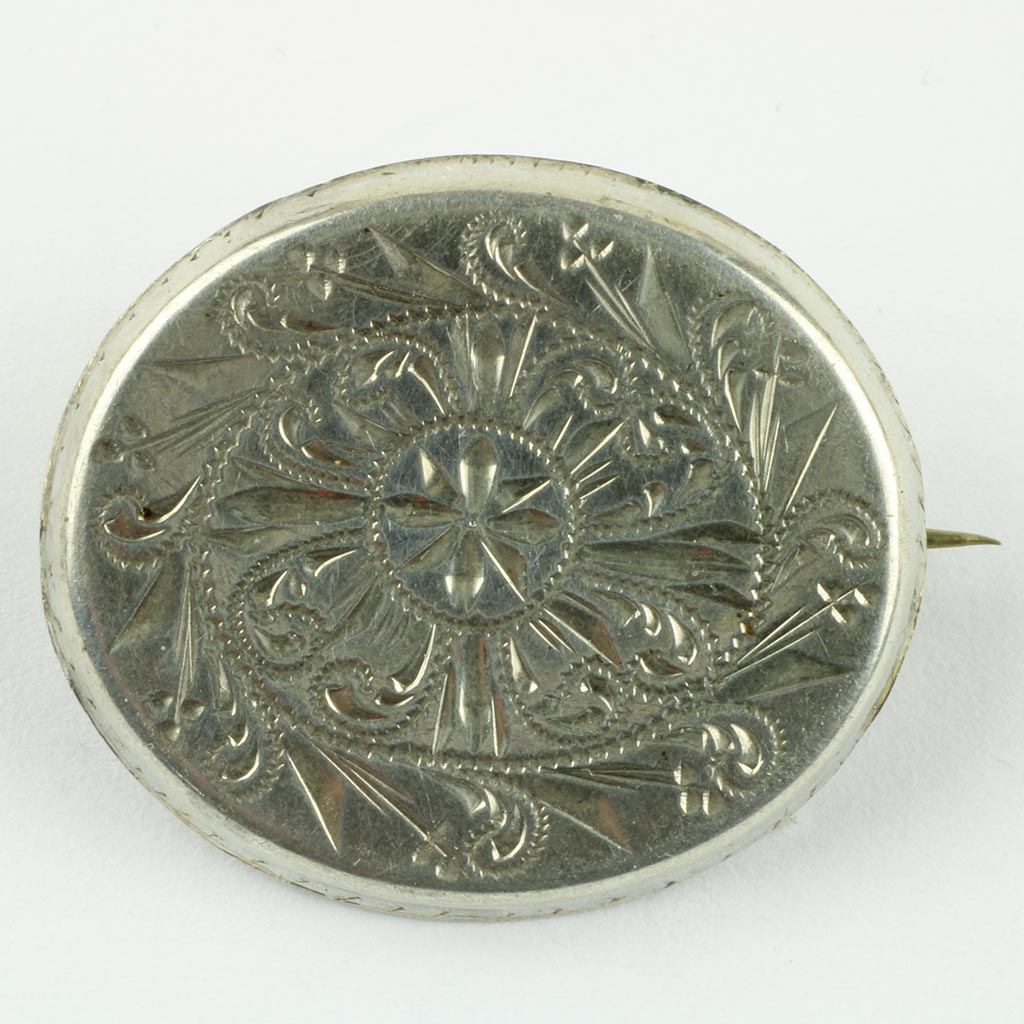 Oval broche af sølv med bagside af messing, ikke stemplet