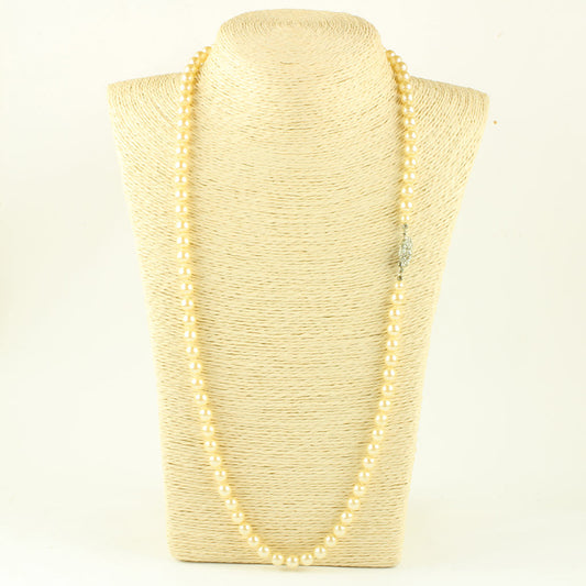 Perlekæde af ensartede perler antagelig fra Murano, monteret med lås med talrige flusstene