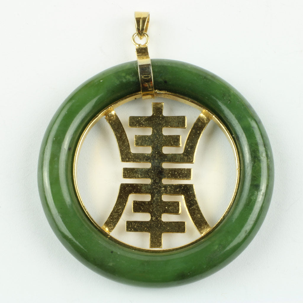 Vedhæng af klassisk flaskegrøn jade monteret med lykketegn