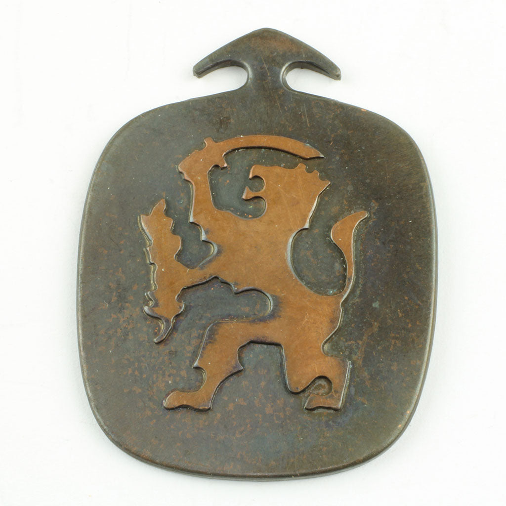 bronze smykke med den engelske løve på forsiden i relief
